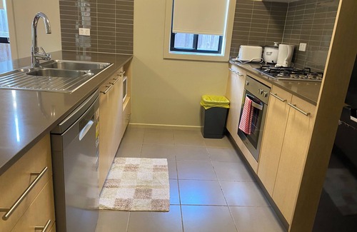 Kurunjang House | Whole House with 4 Queen Beds - Closer to Melbourne Airport - 8 Guests