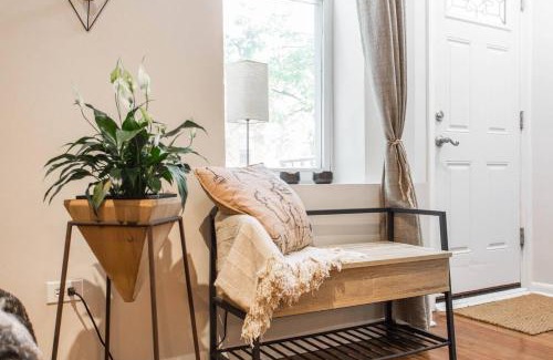 Pulaski Park Apartment | Wicker Park Flat with FREE Early Check-In & Late Checkout