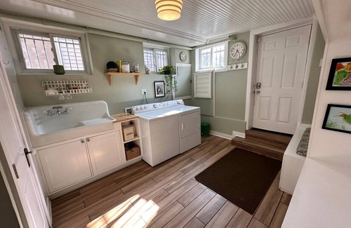 Wicker Park House | Wicker Park SFH w/Parking and Private Outdoor Deck