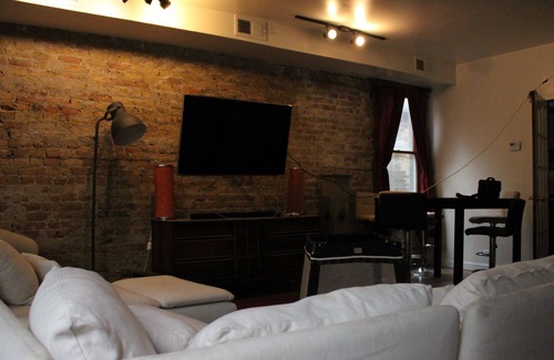 Pulaski Park Apartment | Wicker Park- Sleep's up to 12- Finished construction & lowered price for winter