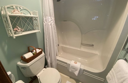Baraboo Resort | Wicker Room near Devils lake and Wisconsin Dells