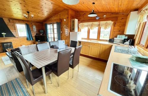 South Cerney Ski Chalet | Wide Water Lodge, Pet Friendly, Hoburne passes included
