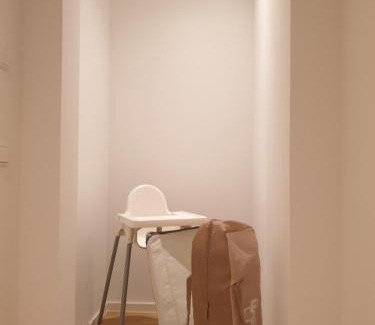 Sudvorstadt-Ost Apartment | Wiener Palais am Großen Garten, Arbeitsplatz, Familie, 7 Pers, Smart-TV