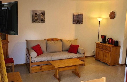 Valfrejus Apartment | Wifi, 100m from ski slopes, 2nd floor, view mountain, tv, ski locker, 36m², Valfréjus