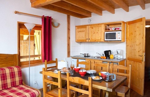 Saint-Sorlin-d'Arves Apartment | Wifi, 200m from ski slopes, fitness, swimming pool, terrace, balcony, parking, 35-40m²