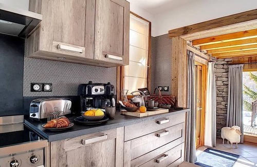 Saint-Marcel Apartment | Wifi, view mountain, terrace, fireplace or stove, ski locker, 157m², Saint Martin de Belleville