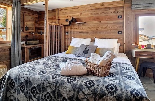 Saint-Marcel Apartment | Wifi, view mountain, terrace, fireplace or stove, ski locker, 157m², Saint Martin de Belleville