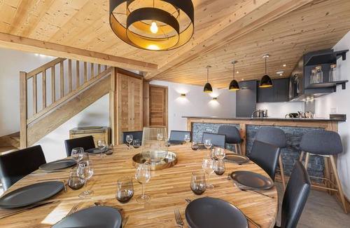 Saint-Martin-de-Belleville Apartment | Wifi, at the foot of shops, 3rd floor, balcony, fireplace or stove, parking, tv, 148m²