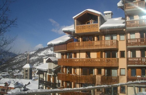 Saint-Martin-de-Belleville Apartment | Wifi, at the foot of shops, 3rd floor, balcony, fireplace or stove, parking, tv, 148m²