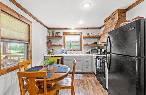 Rogers Cabin | WiFi & Hot Tub - Country Dream - Cabin in Red River Gorge, KY!