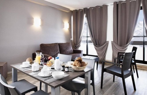 Les Menuires Apartment | Wifi, ski-in/ski-out & foot of the slopes, view resort/ski slopes, swimming pool, balcony, tv