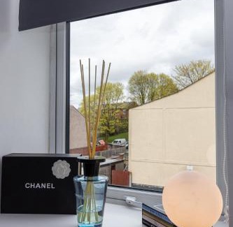 Wigan House | Wigan 4BR Retreat, Full Kitchen & Street Parking