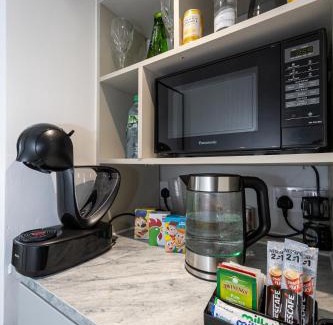 Wigan House | Wigan 4BR Retreat, Full Kitchen & Street Parking