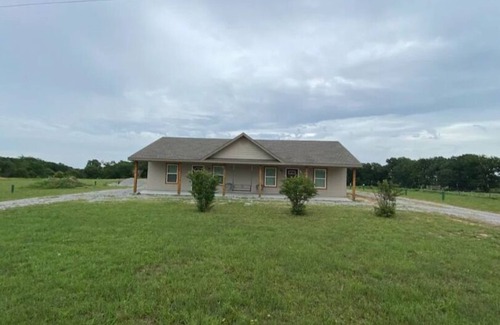 Thackerville Cottage | WILD CARD SUITE: Unit B. Casino Retreat & Pickleball court