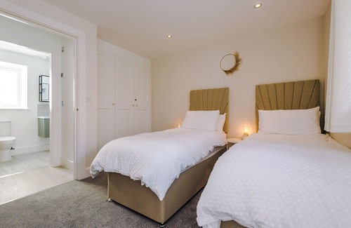 Mollington Cottage | Wild Drive Chester | Stunning converted cottage on 197 acre woodland