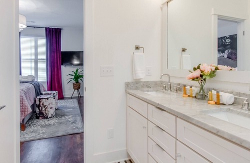 Midtown House | WILD ELEGANCE - DESIGNER HOME - MINS TO MUSIC ROW