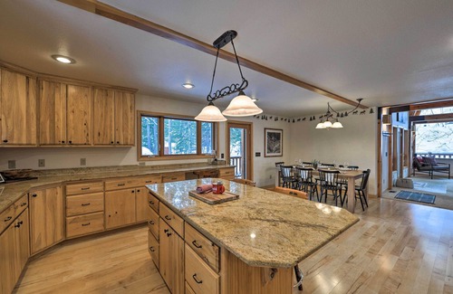 Alpine Cabin | Wild Huckleberry Alpine Cabin: Fireplace & Deck!