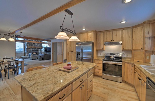 Alpine Cabin | Wild Huckleberry Alpine Cabin: Fireplace & Deck!