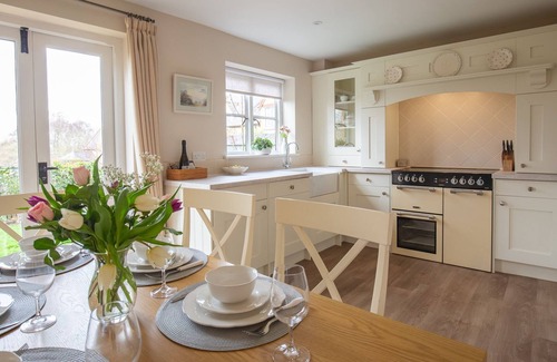 Great Wolford Cottage | Wild Pear Cottage - sleeps 6 guests in 3 bedrooms