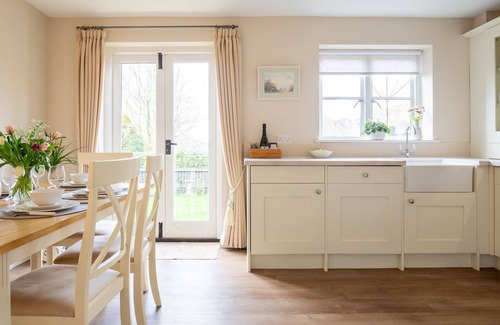Great Wolford Cottage | Wild Pear Cottage - sleeps 6 guests in 3 bedrooms