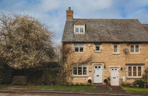 Great Wolford Cottage | Wild Pear Cottage - sleeps 6 guests in 3 bedrooms