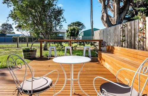 Goolwa South House | Wild Rose Cottage, 100M to the water