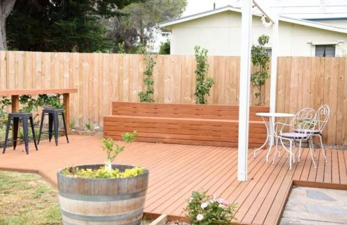 Goolwa South House | Wild Rose Cottage, 100M to the water
