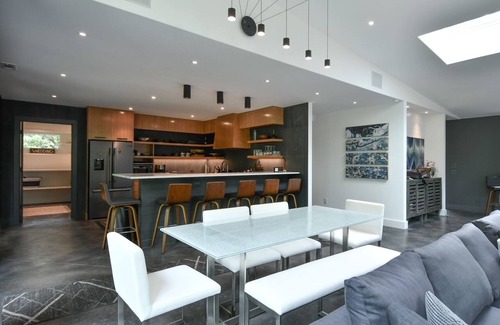Helen Villa | WILDBLUME-New Modern Private Home w/Hot Tub, Pool Table