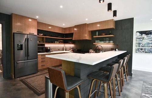 Helen Villa | WILDBLUME-New Modern Private Home w/Hot Tub, Pool Table