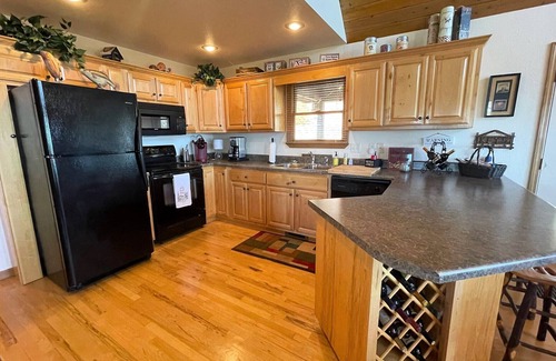 Murphy Ski Chalet | Wildcat Retreat - mountain views, hot tub & more!