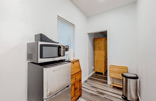 Sylva Apartment | Wilderness studio with kitchenette, jetted tub, smart TV, & AC - dog-friendly
