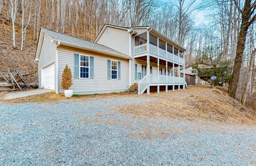 Sylva Apartment | Wilderness studio with kitchenette, jetted tub, smart TV, & AC - dog-friendly