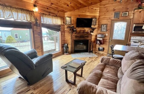 Bryant Cabin | Wildflower Cabin- NO SUNDAY CHECK INS- Grant Summit Cabins