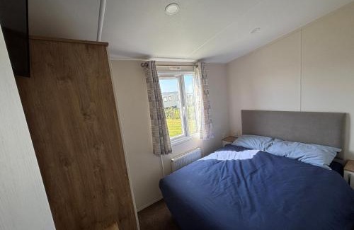 Chapel Saint Leonards Apartment | Wildflower Meadows 5 - Golden Anchor - Central Heating, Wi-Fi, pet friendly, bed linen - Meadow Lakes Caravan & Lodge Hire