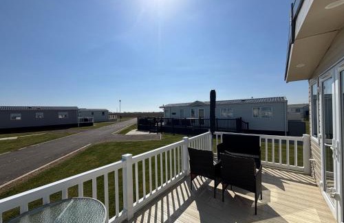 Chapel Saint Leonards Apartment | Wildflower Meadows 5 - Golden Anchor - Central Heating, Wi-Fi, pet friendly, bed linen - Meadow Lakes Caravan & Lodge Hire