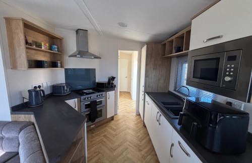 Chapel Saint Leonards Apartment | Wildflower Meadows 5 - Golden Anchor - Central Heating, Wi-Fi, pet friendly, bed linen - Meadow Lakes Caravan & Lodge Hire
