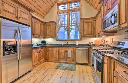 Franklin Cabin | 'Wildflower' Luxury Cabin w/Hot Tub & Views!