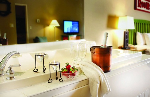 Pewaukee Hotel | Wildwood Lodge