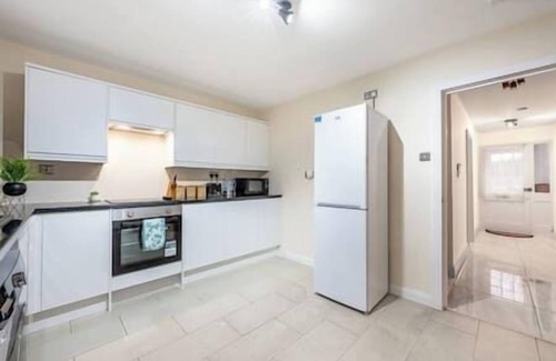Custom House House | Wilkinson's Home, Great for Contractors, Free parking, Near London Excel