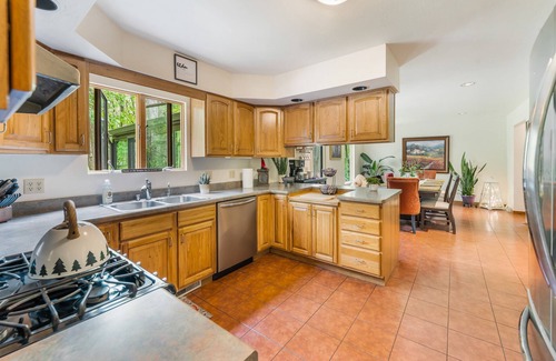 Zenda Cottage | Williams Bay beach cottage with hot tub on 2-acres