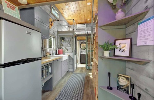 Fredericksburg Cottage | Willie the Modern Tiny Home w/Hot-tub & FireTable