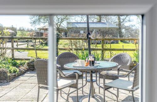 Whitstone House | Willow Cottage - Bennetts Court