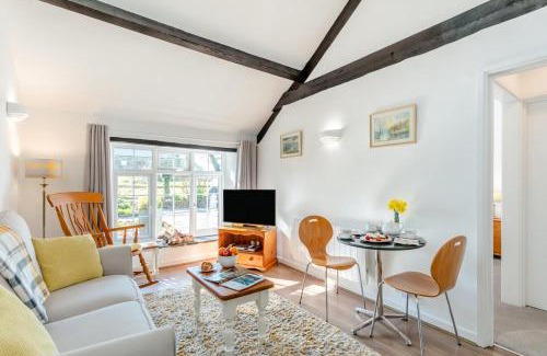 Whitstone House | Willow Cottage - Bennetts Court