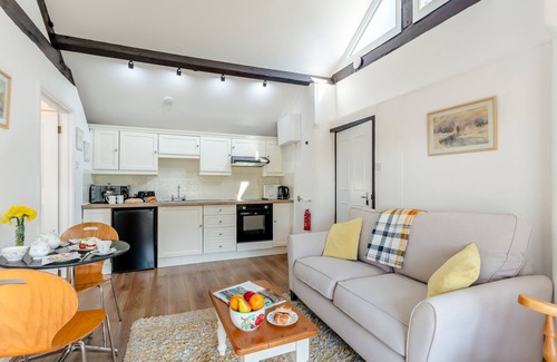 Whitstone House | Willow Cottage - Bennetts Court
