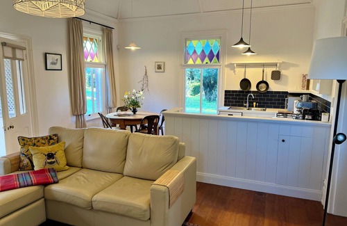 Moss Vale Cottage | Willow Cottage – Historic Southern Highlands Retreat with Fireplace & Patio