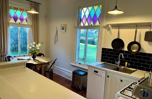 Moss Vale Cottage | Willow Cottage – Historic Southern Highlands Retreat with Fireplace & Patio