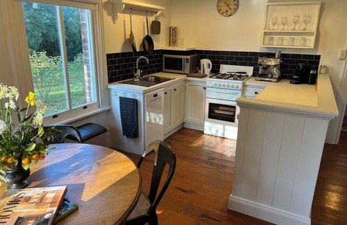 Moss Vale Cottage | Willow Cottage – Historic Southern Highlands Retreat with Fireplace & Patio