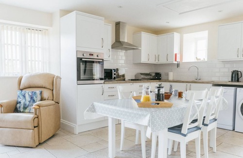 Maiden Newton Cottage | Willow Cottage - Luxury rural cottage with disable access