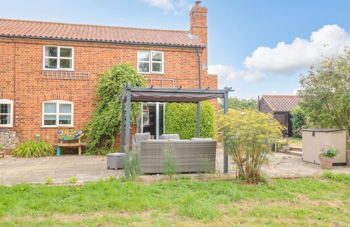Hickling Cottage | WILLOW COTTAGE, romantic, character holiday cottage in Catsfield