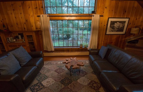 Wedgwood Cabin | Willow Creek Lodge Log home on Private wooded lot